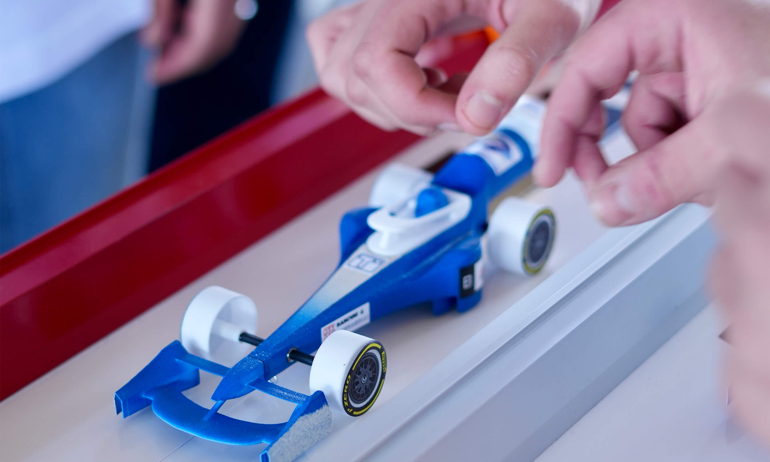 Monoposto STEM Racing in pista durante una gara